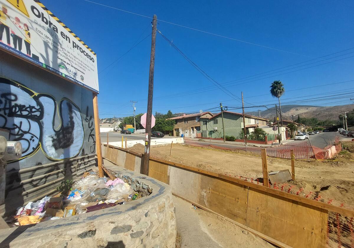 Los peatones deben cruzar un puente que fue hecho con madera de forma improvisada y que representa un riesgo para las personas de la tercera edad.