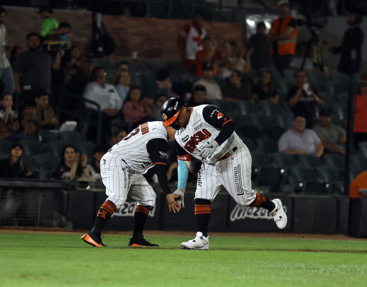 Willie Calhoun es felicitado por el coach de tercera base luego de haber conectado cuadrangular. (Foto: Archivo GH)