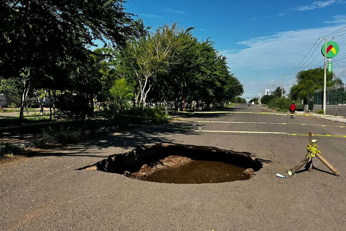 Se forman dos socavones en calle Jalisco y 400