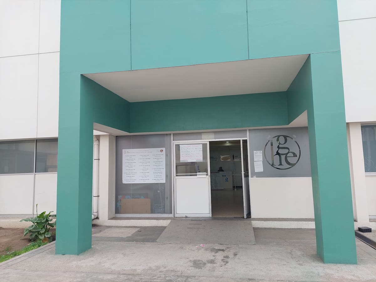 El regidor Adrián García García denunció que el Hospital General de Ensenada continúa enfrentando falta de insumos, medicamentos y equipo médico, además de señalar que la suspensión temporal del servicio de hemodiálisis habría provocado el fallecimiento de 15 personas. Foto: Cortesía