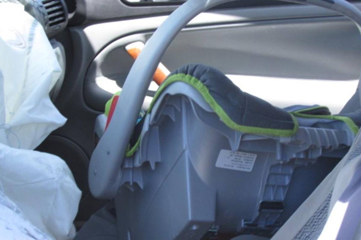 Salva mamá a su bebé de auto en llamas en Hermosillo