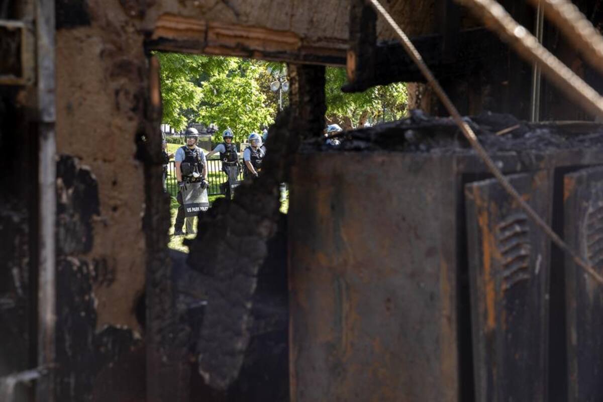 Protestas en EU: La policía lanza gases lacrimógenos contra manifestación frente a Casa Blanca