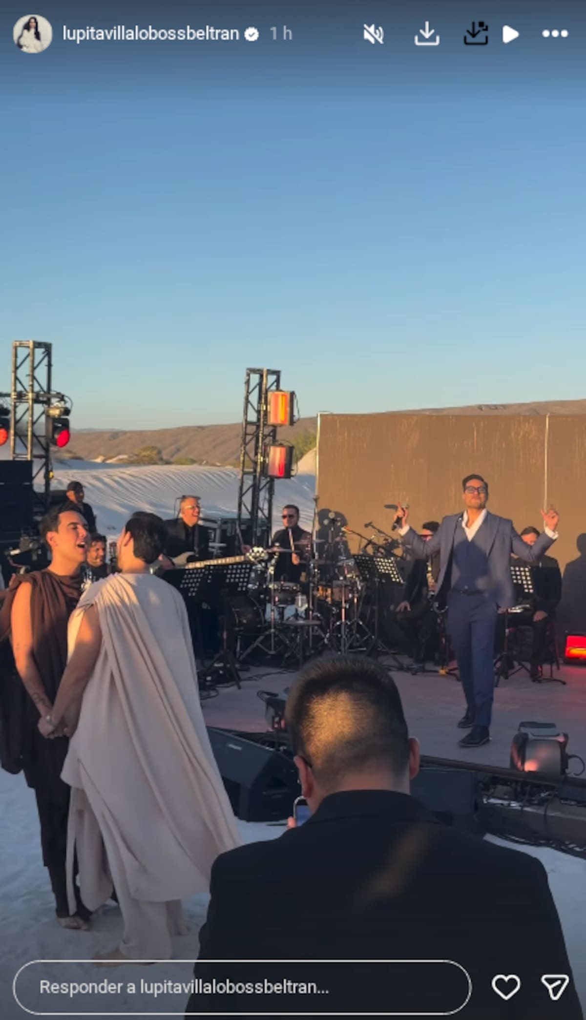 Carlos Rivera ofrece concierto sorpresa en boda de Un Tal Fredo | IG (@lupitavillalobossbeltran)