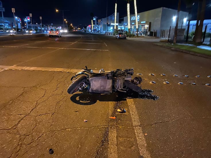 Un muerto y un herido en choque entre motocicleta y automóvil en Pueblo Nuevo