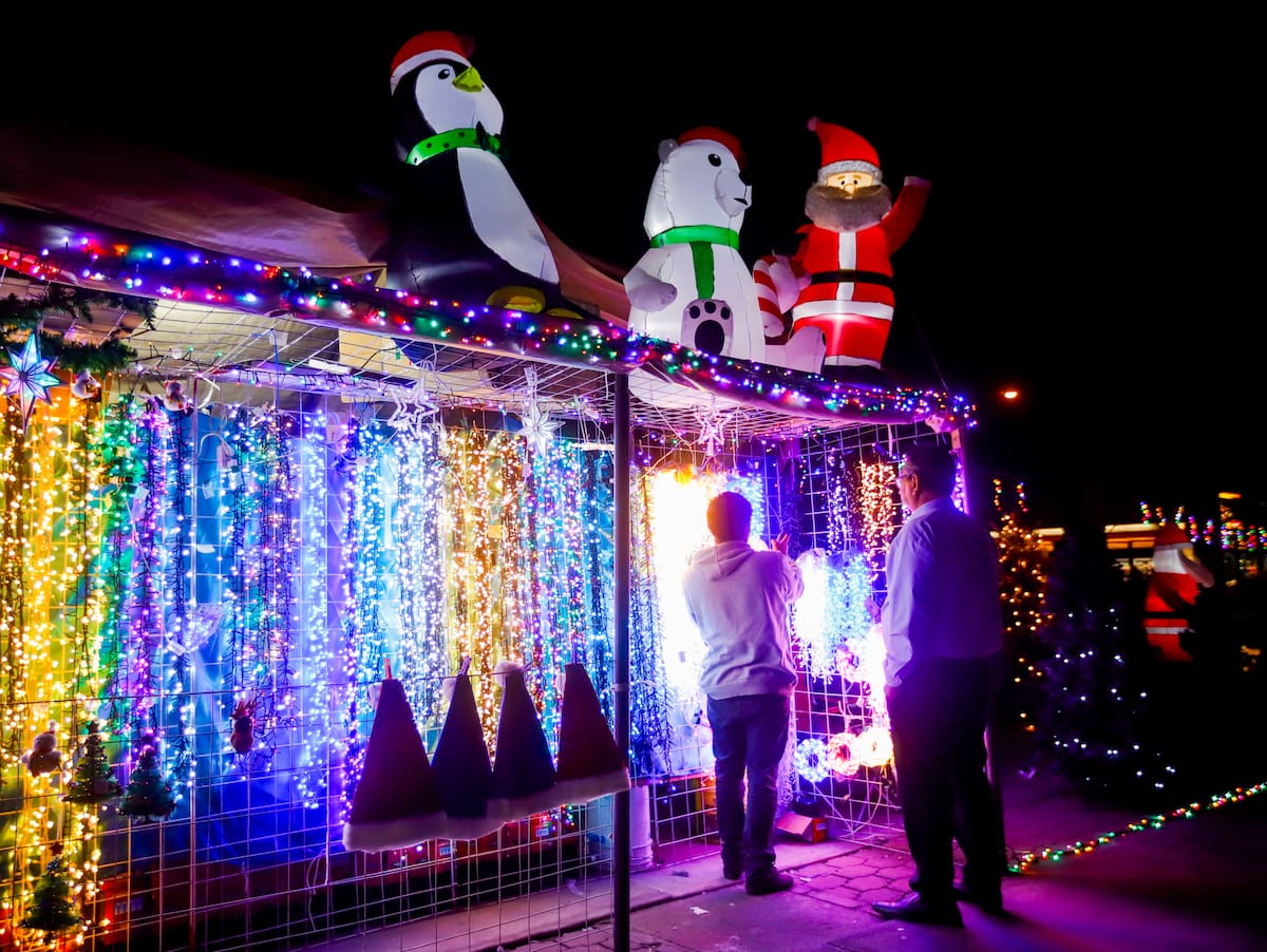 Vendedores que iluminan la Navidad. Con la llegada de diciembre, los puestos de luces se vuelven los protagonistas de nuestras calles. Un gran ejemplo es este negocio que viaja desde el Estado de México, trayendo consigo el brillo necesario para encender nuestro espíritu navideño. (Foto: Juan Jesús Morales)