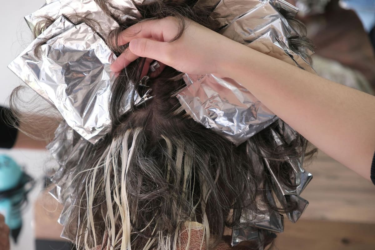 ¿Por qué no te agarra el tinte? Descubre los errores y cómo solucionarlos