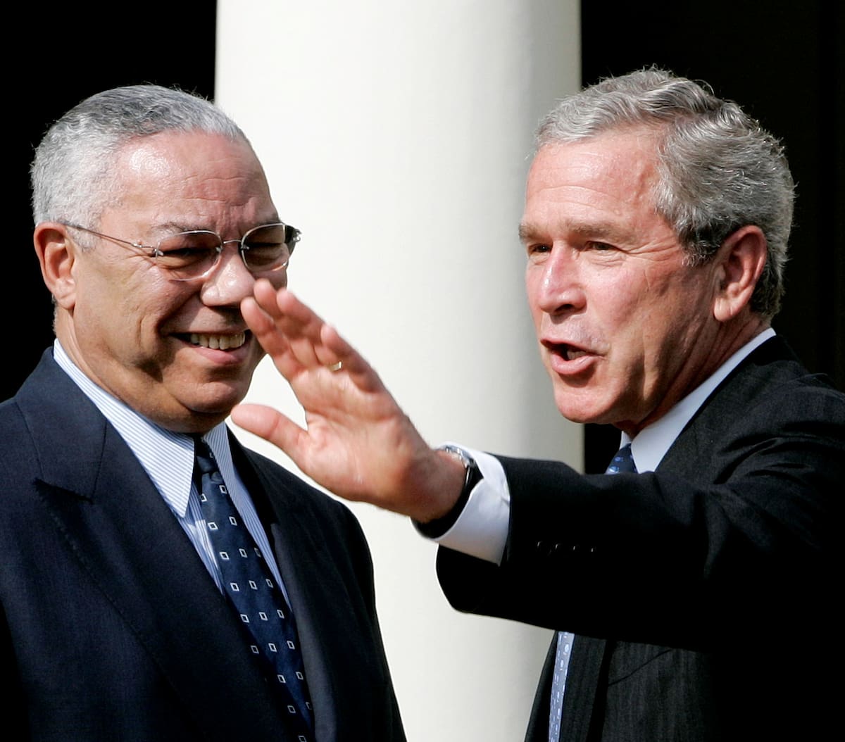 FOTO DE ARCHIVO: El presidente de Estados Unidos, George W. Bush, saluda junto al secretario de Estado, Colin Powell, tras firmar la Ley de Implementación del Acuerdo de Libre Comercio entre Estados Unidos y Australia, en la Casa Blanca. 3 de agosto de 2004. REUTERS/Larry Downing
