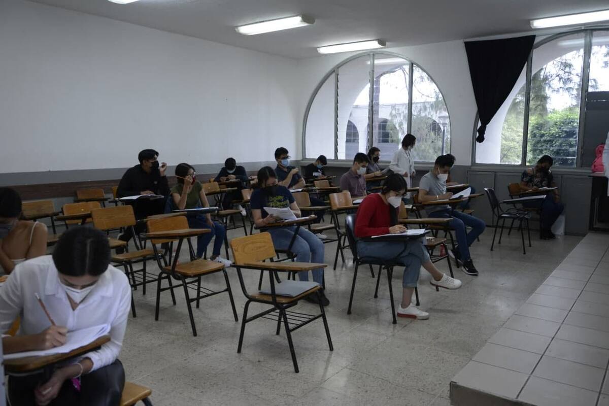 'Cachan' a joven usando lentes con cámara durante su examen de admisión a la universidad en Michoacán