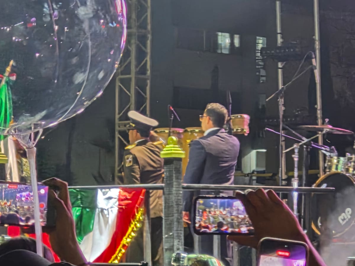 El presidente municipal Abdiel Gutiérrez Coronado encabezó la ceremonia del Grito de Independencia frente a las familias reunidas en el Palacio Municipal de Tijuana. Foto: Michelle Castillo