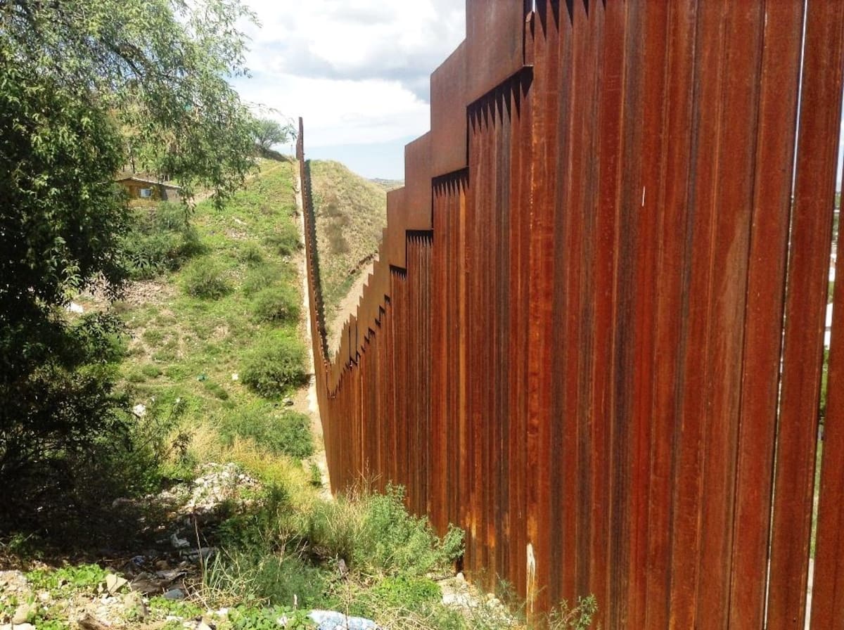 parte de una estrategia integral de seguridad fronteriza, mientras que organizaciones civiles y ambientales han cuestionado los impactos ecológicos y el uso de exenciones legales.