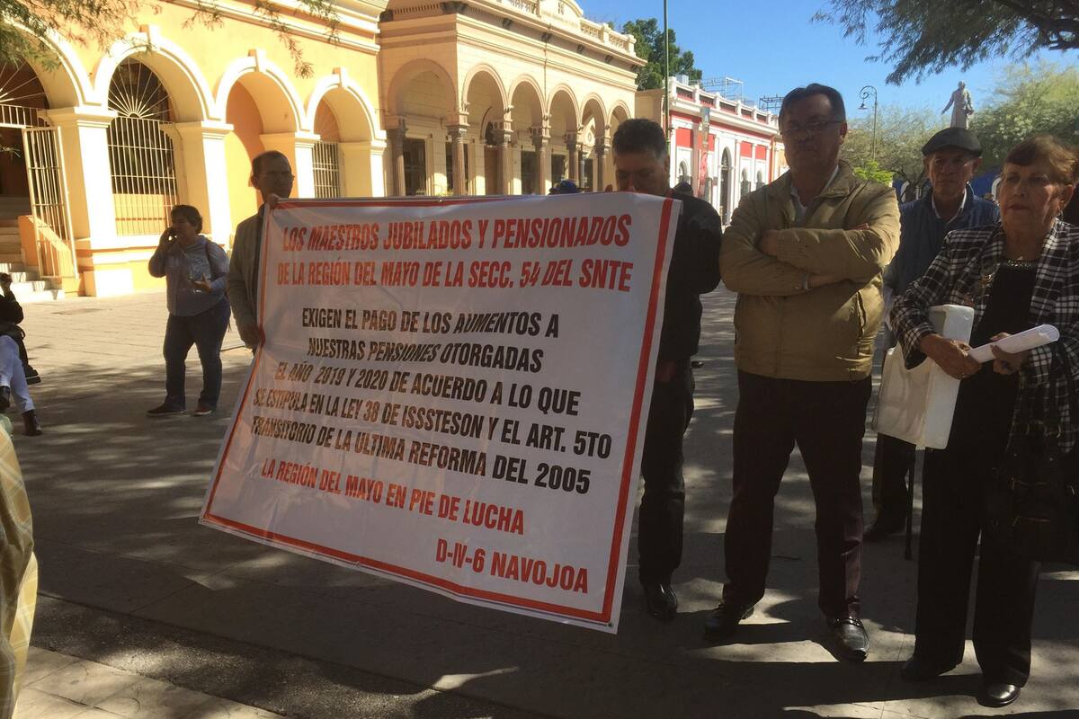 Maestros jubilados y pensionados de la Sección 54 exigen incremento de pensiones