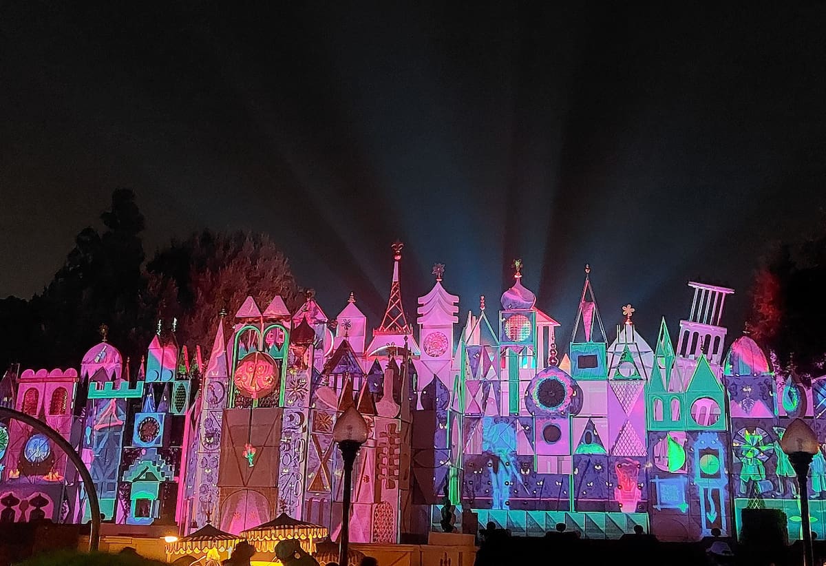 El espectáculo "Tapestry of Happiness" forma parte del 70 aniversario del Disneyland Resort.