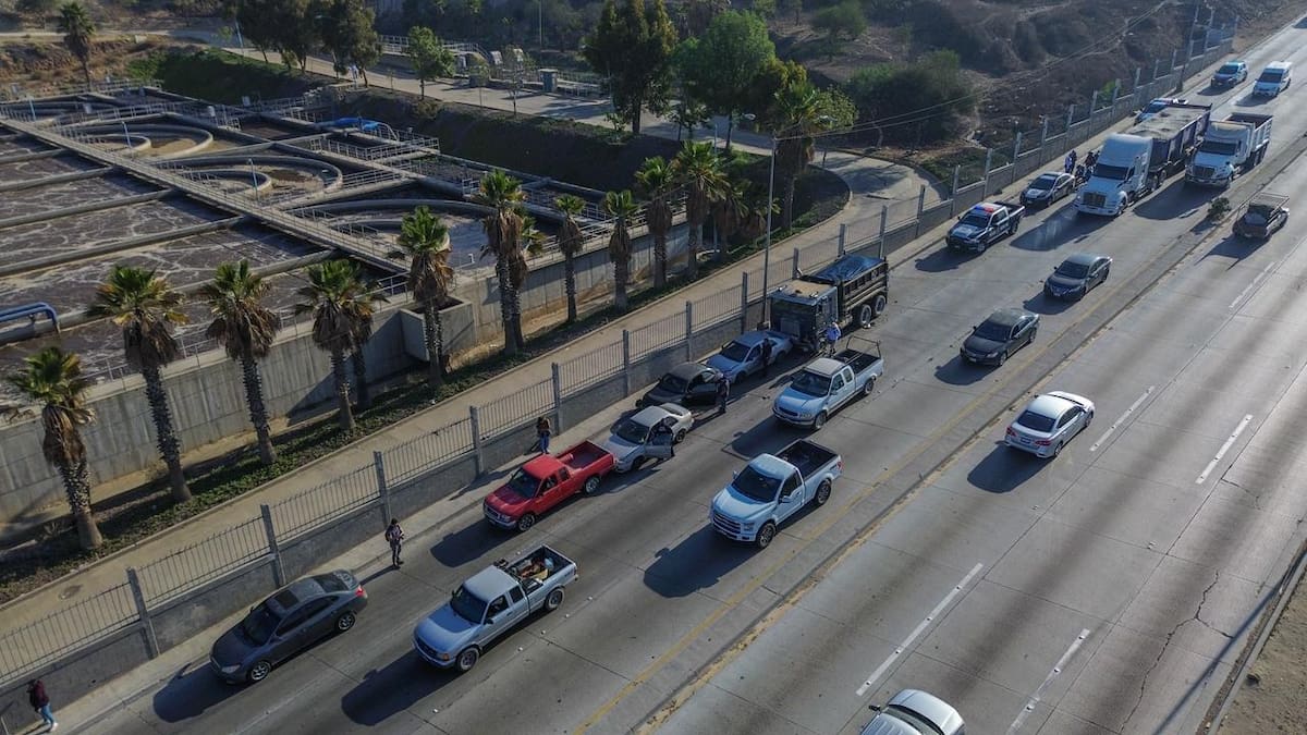 Seis vehículos resultaron afectados; no hubo heridos, pero el chofer fue detenido. Foto: Border Zoom