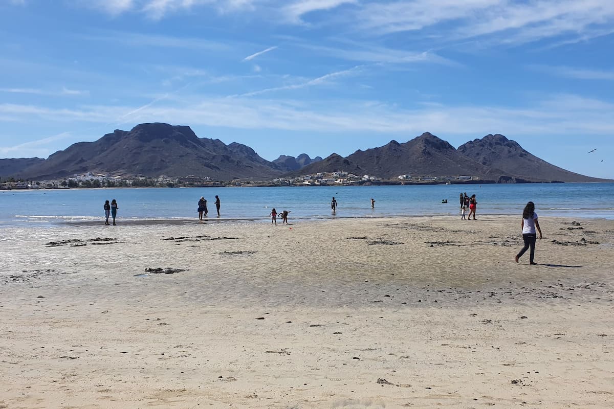 Baja afluencia de bañistas en playa El Veneno, pese al libre acceso