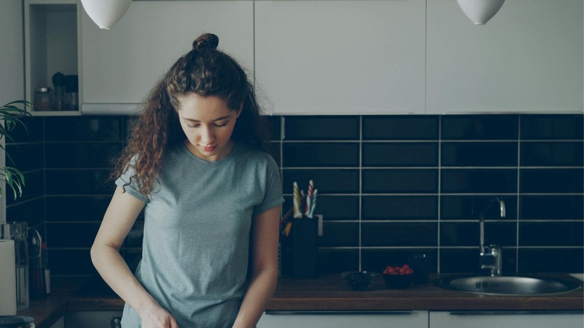 Hacer varias tareas del hogar al mismo tiempo, como lavar platos y cocinar, puede afectar tu tranquilidad mental, según expertos que relacionan este hábito con estrés y necesidad de control