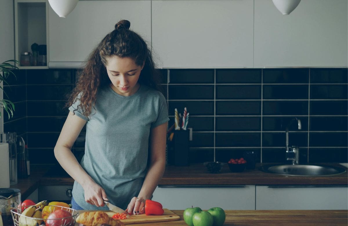 Hacer varias tareas del hogar al mismo tiempo, como lavar platos y cocinar, puede afectar tu tranquilidad mental Foto: Especial (canva)