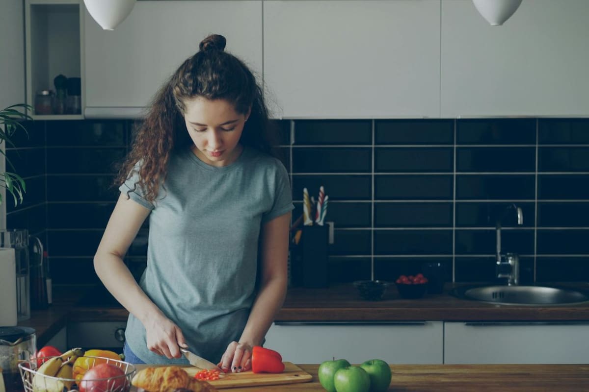 Hacer varias tareas del hogar al mismo tiempo, como lavar platos y cocinar, puede afectar tu tranquilidad mental, según expertos que relacionan este hábito con estrés y necesidad de control