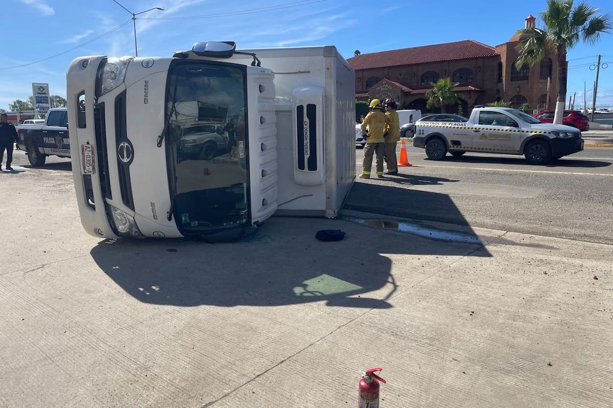 Vuelca camión cargado con carne en el bulevar Benito Juárez, en Rosarito
