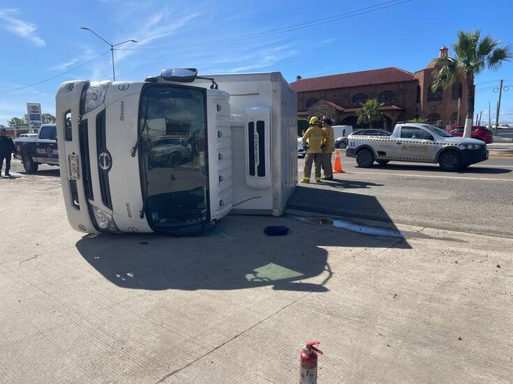 Vuelca camión cargado con carne en el bulevar Benito Juárez, en Rosarito