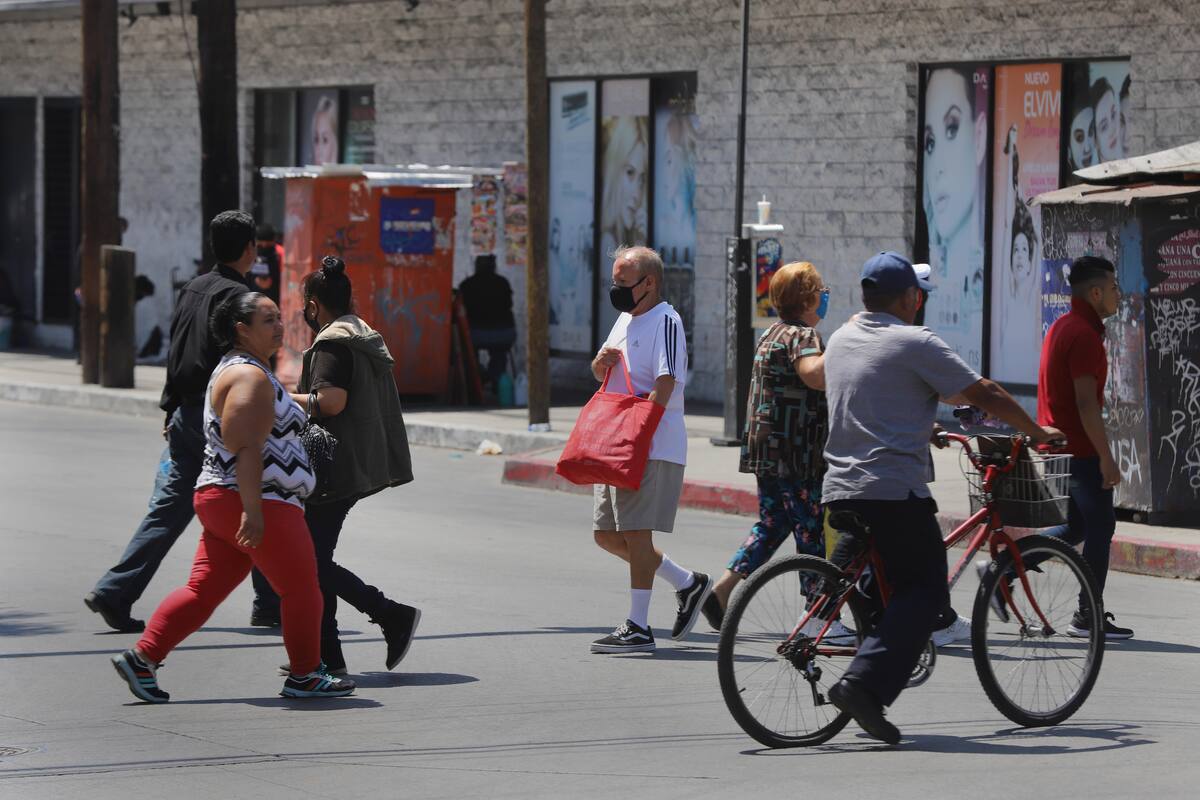 Incrementa flujo de personas en las calles de Tijuana