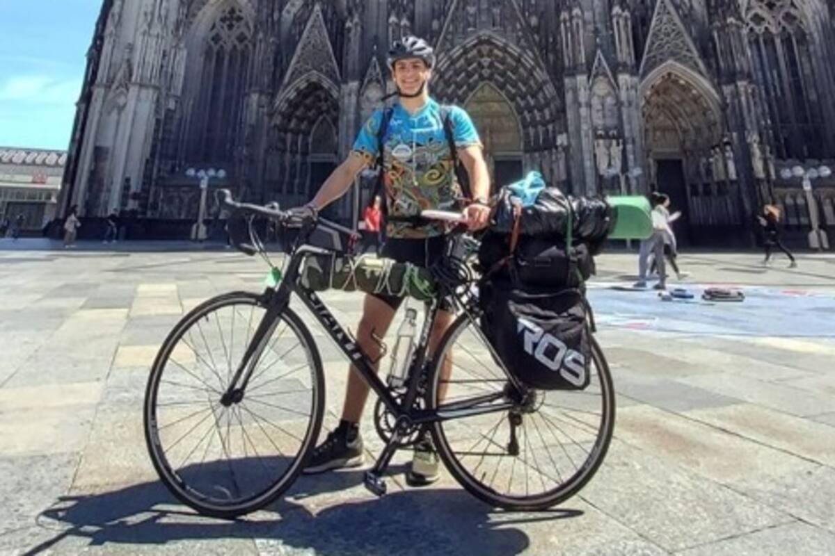 Viaja por 48 días en bicicleta para regresar con su familia