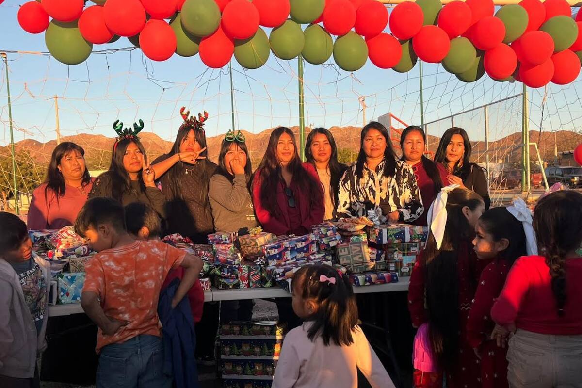 Reciben sus regalos niños y niñas de comunidad Comca’ac