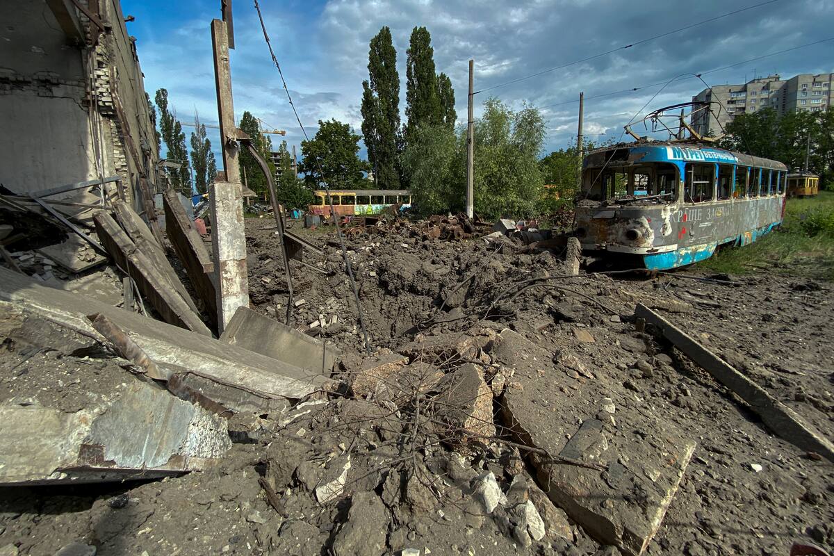 Una vista muestra un depósito de tranvías destruido por un ataque con misiles rusos, mientras continúa el ataque de Rusia contra Ucrania, en Járkov, Ucrania, el 18 de junio de 2022. REUTERS/Vitalii Hnidyi