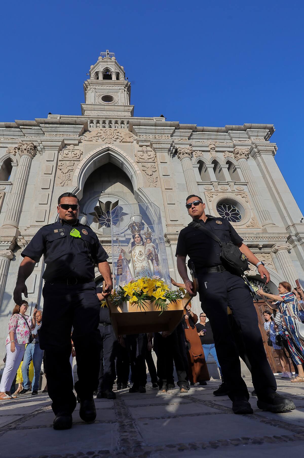 El heroico cuerpo de bomberos de Hermosillo, llevó a cabo la tradicional procesión de su Santa Patrona, la virgen de Nuestra Señora del Carmen, en esta ocasión cambiando su ruta a causa de las obras en su recorrido habitual. Foto: Eleazar Escobar