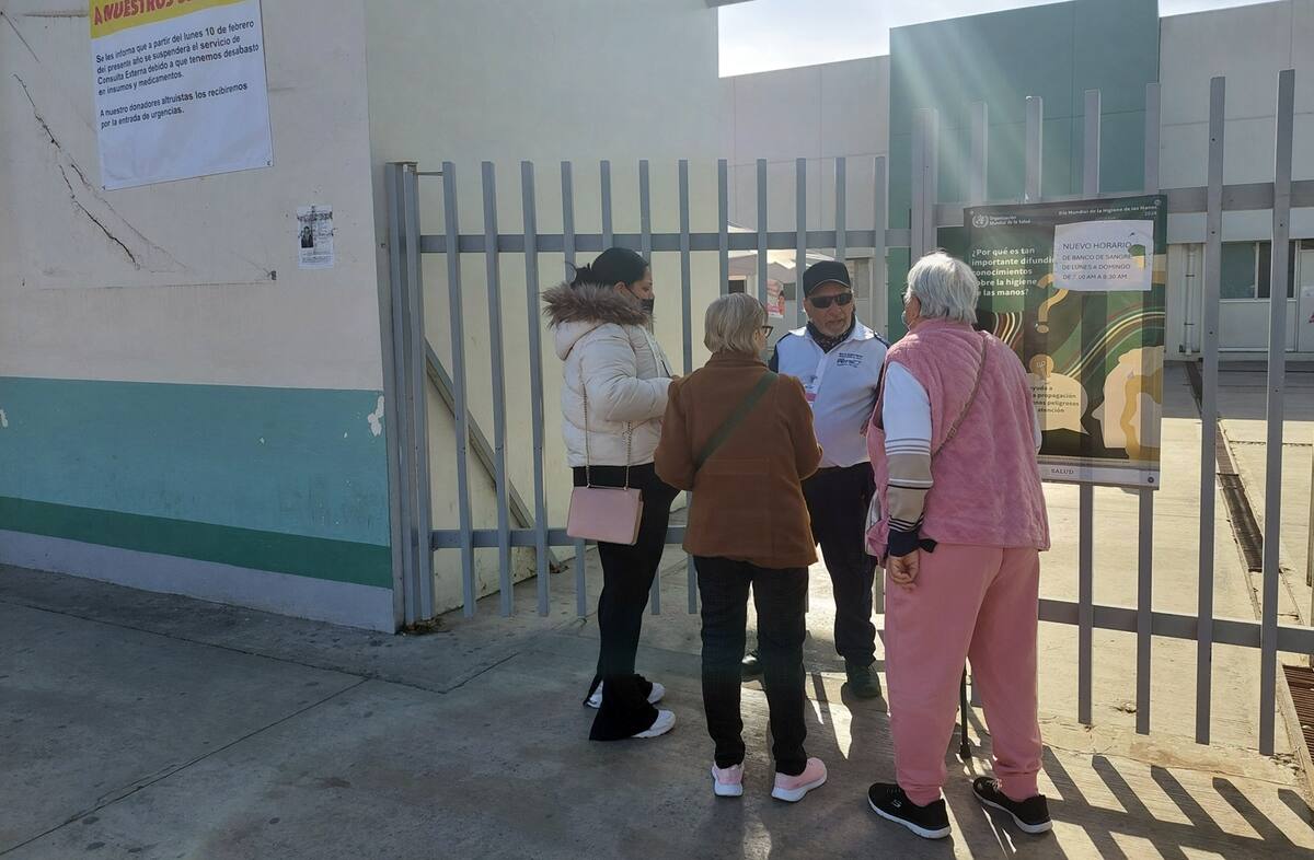 Personal de seguridad del hospital detiene a los usuarios en la entrada para informarles que continúan suspendidos los servicios de consulta y únicamente hay servicio de urgencias y donación de sangre.