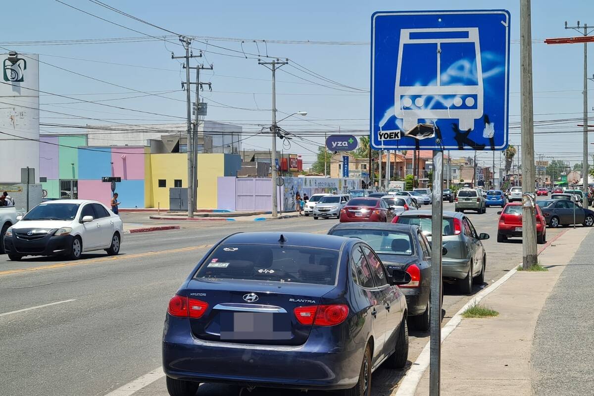 Obstruyen autos zonas de transporte público