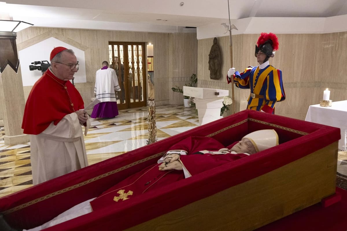 El cuerpo del papa Francisco reposa en un ataúd abierto dentro de la capilla de la residencia de Santa Marta, el lugar donde vivió durante todo su pontificado. Foto: Vaticano vía AP