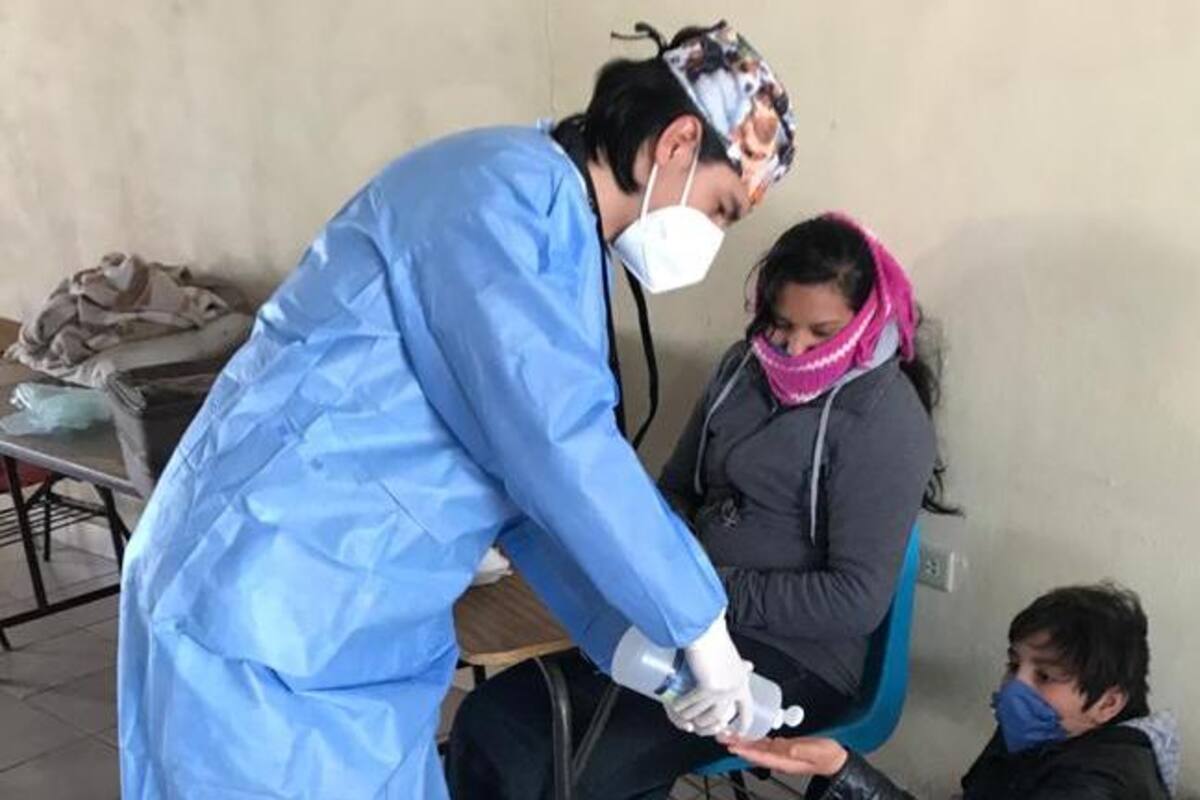 Atiende Secretaría de Salud a personas varadas en carretera en albergue de Tecate
