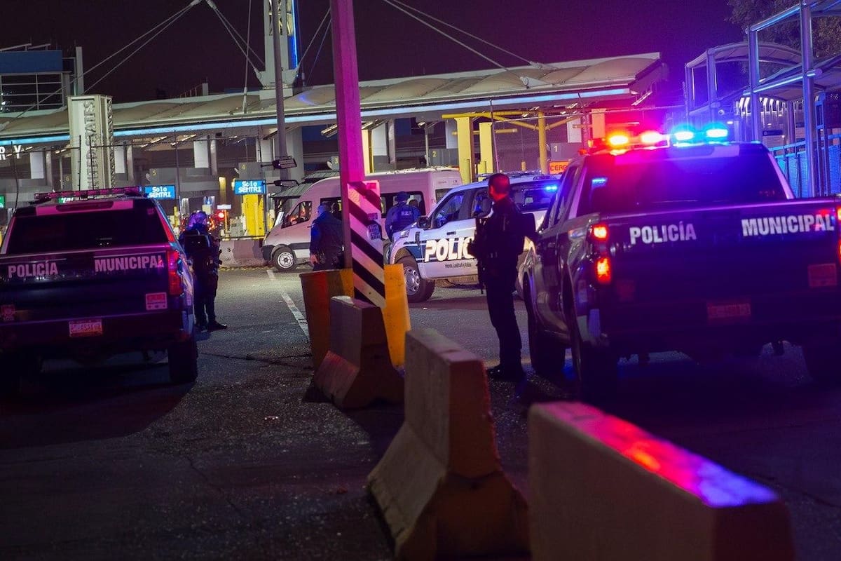 Persiguen a convoy del INM y Policía de Mexicali; operativo terminó en entrega de detenidos en garita de San Ysidro