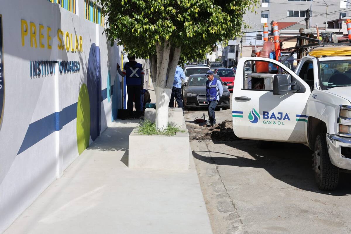 Personal de la compañía de gas trabaja en el control de la fuga.