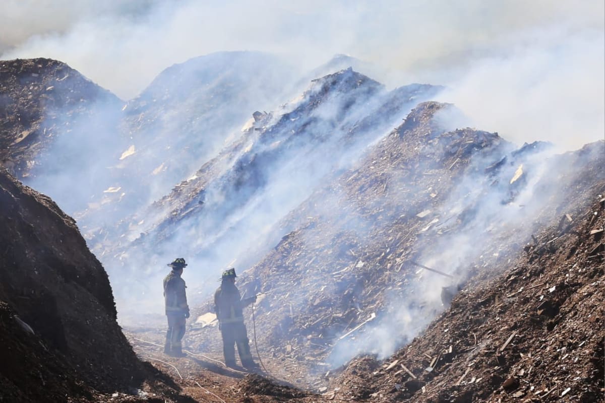 Incendio en procesadora de aserrín podría tardar semanas en apagarse: Bomberos de Tijuana
