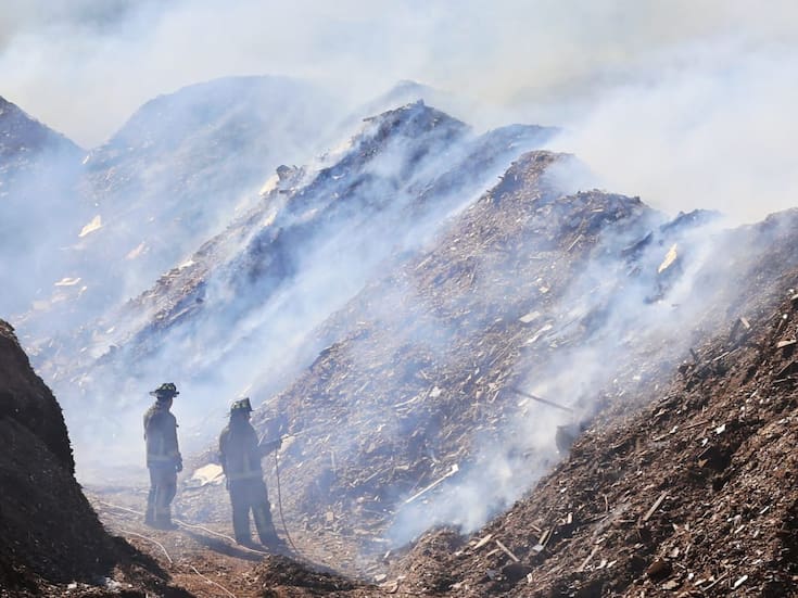 Incendio en procesadora de aserrín podría tardar semanas en apagarse: Bomberos de Tijuana