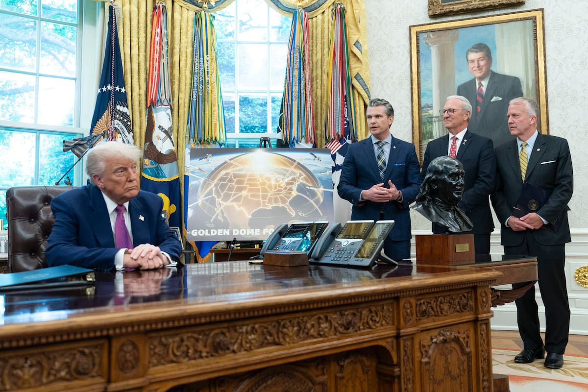 Washington (United States), 20/05/2025.- US Secretary of Defense Pete Hegseth (2-L), participates in an announcement by US President Donald J Trump (L) about moving forward with the Golden Dome missile defense shield, in the Oval Office of the White House in Washington, DC, USA, 20 May 2025. EFE/EPA/CHRIS KLEPONIS / POOL