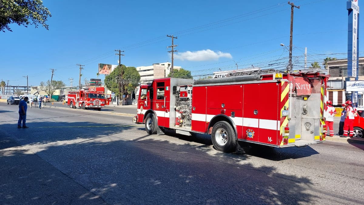 Elementos de la Dirección de Bomberos de cinco estaciones se encuentran en el lugar.