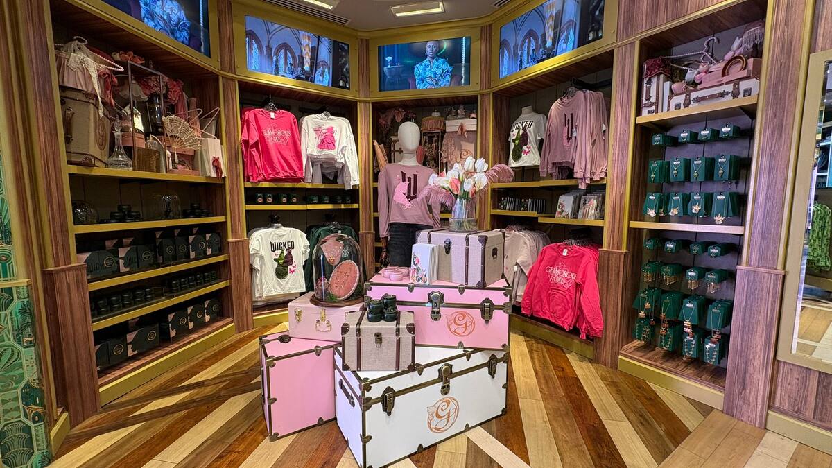 Libretas, camisetas, sudaderas hasta pins, bolsas y más, son otros de los productos de Wicked que están ya a la venta en Universal Studios Hollywood y en Universal CityWalk.