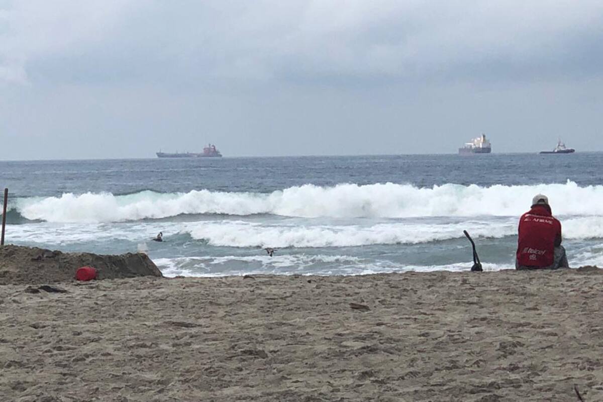 Piden evitar meterse al mar en Rosarito por alto oleaje