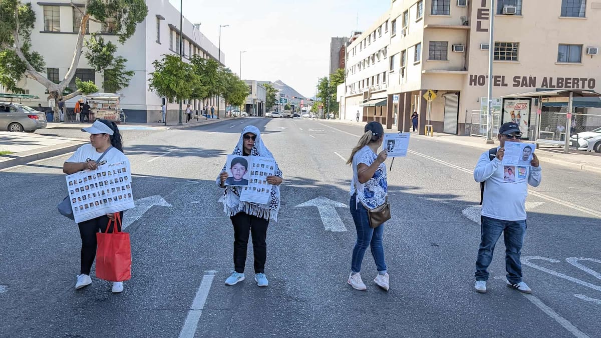 Madres Buscadoras del sur del país se manifiestan en el bulevar Rosales, a un costado del hotel San Alberto, donde se registra un “caos vial”; el tráfico está cerrado desde el bulevar Luis Encinas.