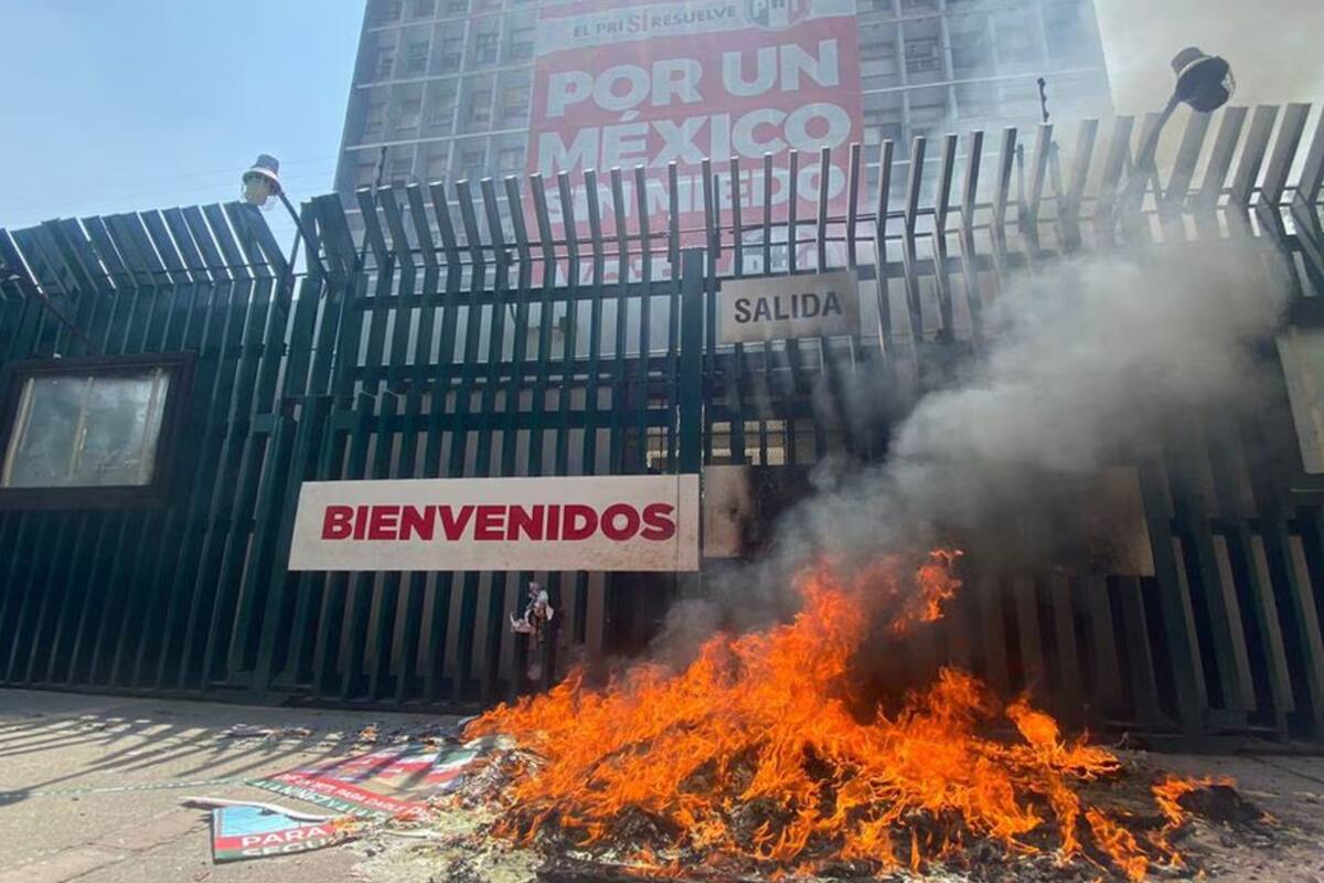 ¿Por qué hubo fuego en sede del PRI? Maestros del CNTE protestan