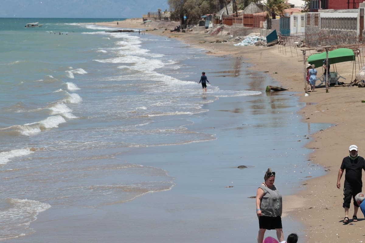 Cuidan a bañistas por marea alta en Bahía de Kino