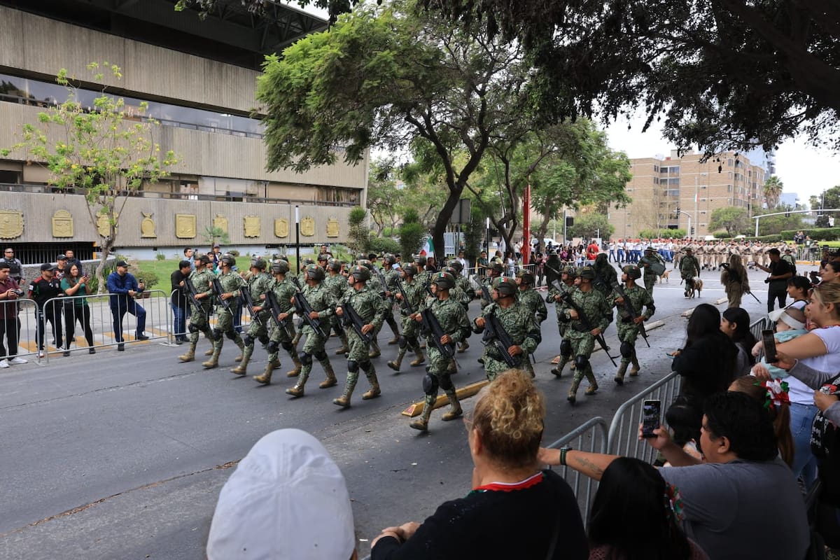 Familias acudieron desde temprano a Paseo del Centenario para presenciar el desfile del 16 de septiembre. Foto: Sergio Ortiz