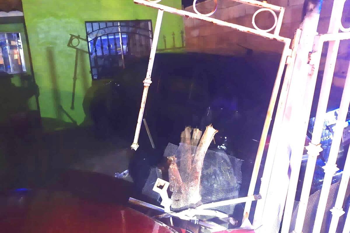 Pierde el control de su vehículo e impacta contra casa en Valle de Pedregal