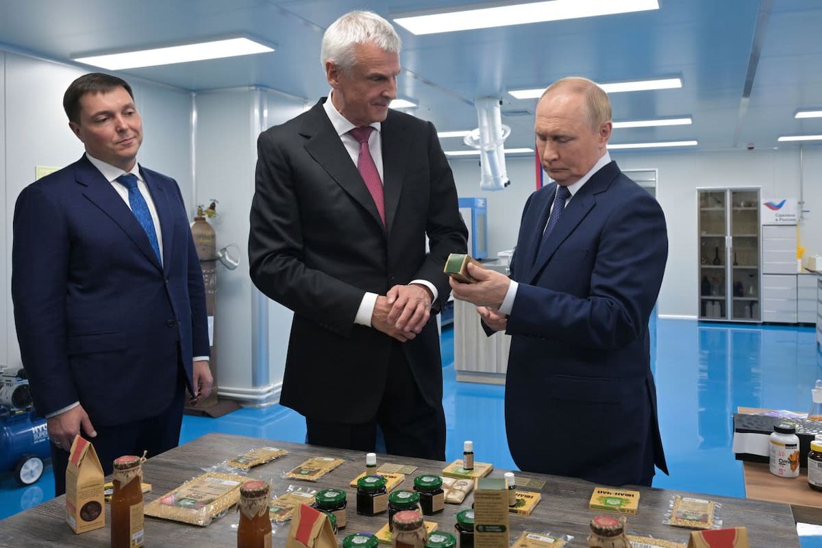 El presidente Vladimir Putin escucha al gobernador de la región de Magadán, Sergei Nosov (centro), durante su visita a la planta de Omega-Si en Magadán, Rusia, este viernes. Alexei Nikolsky/Sputnik/Kremlin vía AP