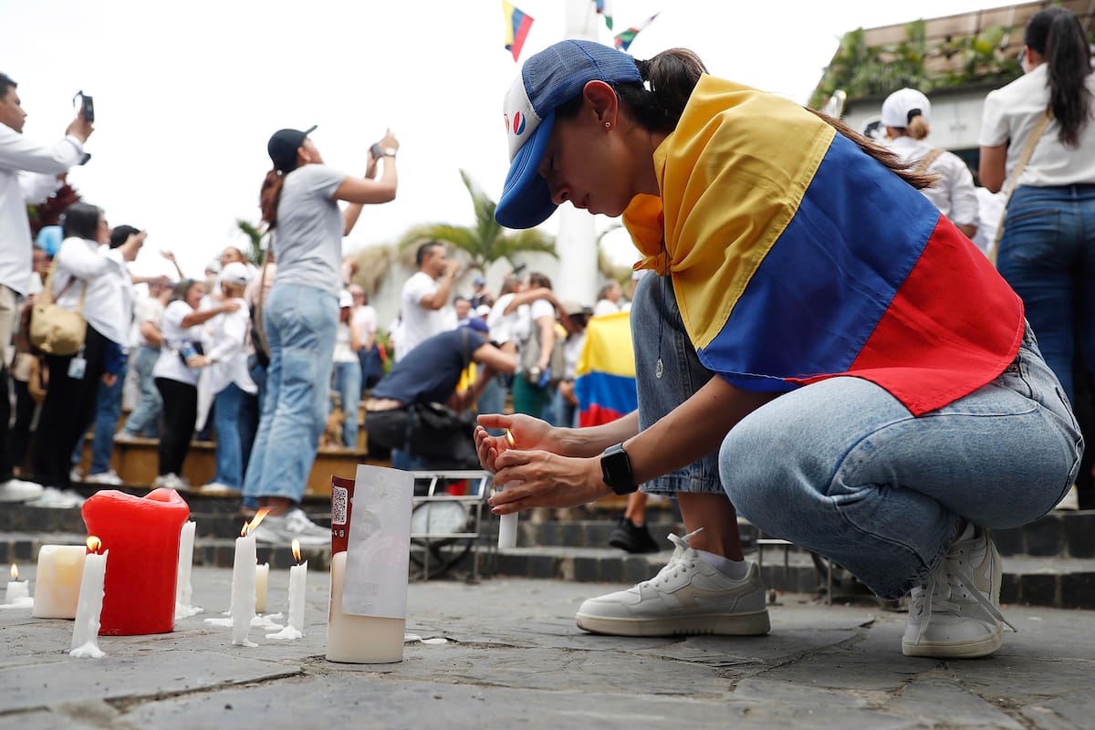 Una mujer enciende una vela durante una manifestación el pasado domingo, en Cali (Colombia). EFE/ Ernesto Guzman Jr