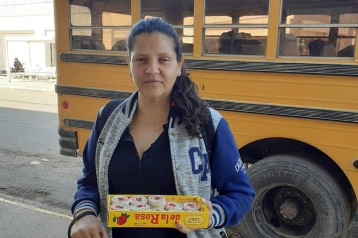 Vende dulces para pagar un tratamiento que le regrese la vista