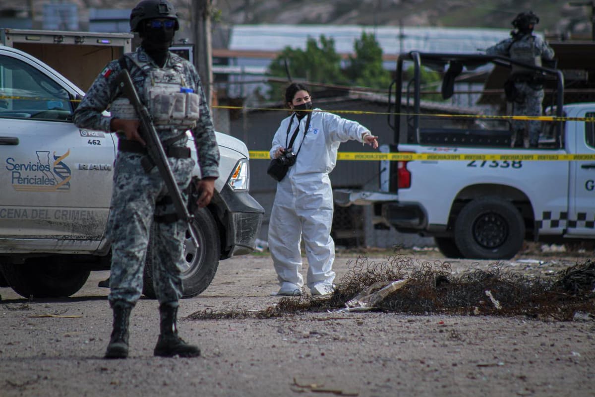 Elementos de seguridad y personal de la Fiscalía acudieron a la colonia Ejido Rojo Gómez, en Tijuana, para resguardar la escena y realizar las diligencias tras el hallazgo de un hombre sin vida. Foto: Cortesía / Border Zoom