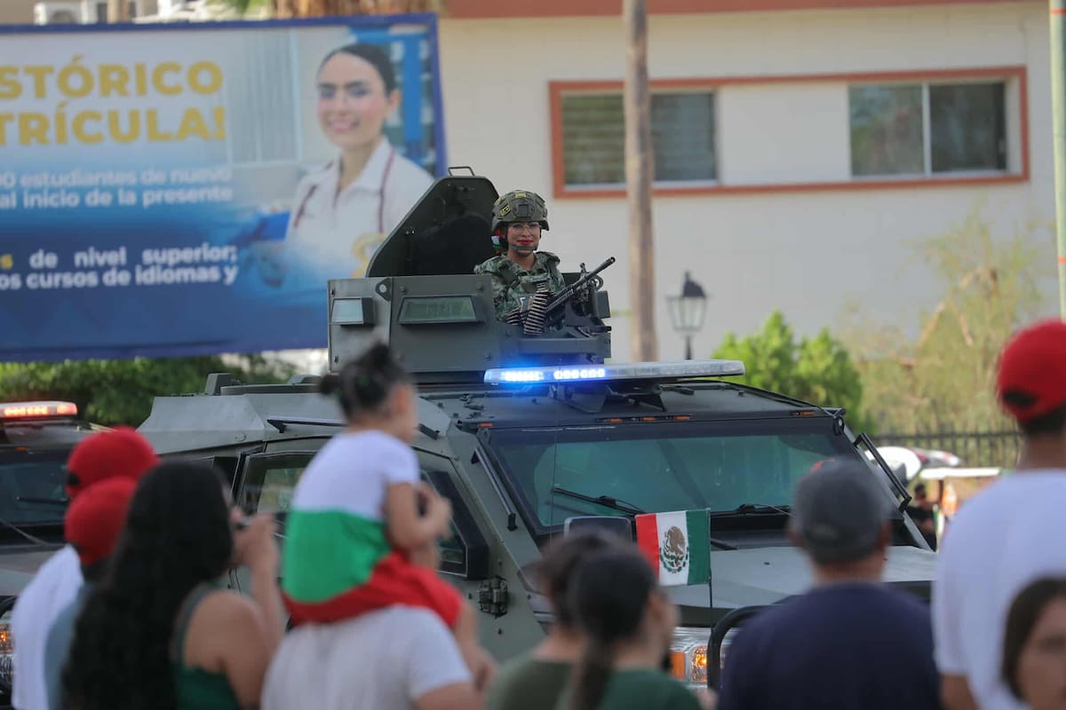 Llamó la atención la cantidad de mujeres que participaron en los contingentes como parte del Ejército Mexicano. FOTO: JULIÁN ORTEGA
